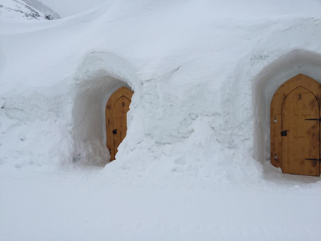 eingeschneites Iglu-Dorf