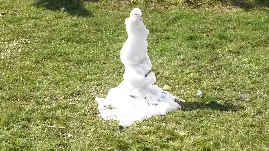 Nun geht es auch dem letzten Schneemann an den Kragen, mag er der Frühlingssonne noch so trotzen. Winter ade..... - 31.03.2020