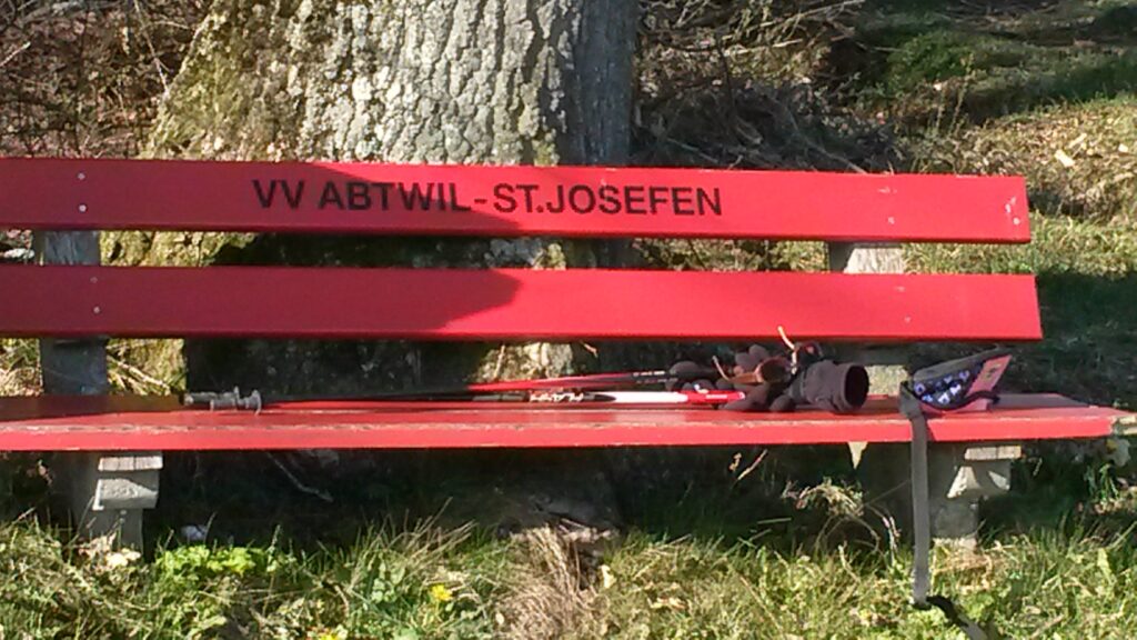 friedliches Feierabend-Bänkli am Waldrand - 01.04.2020
