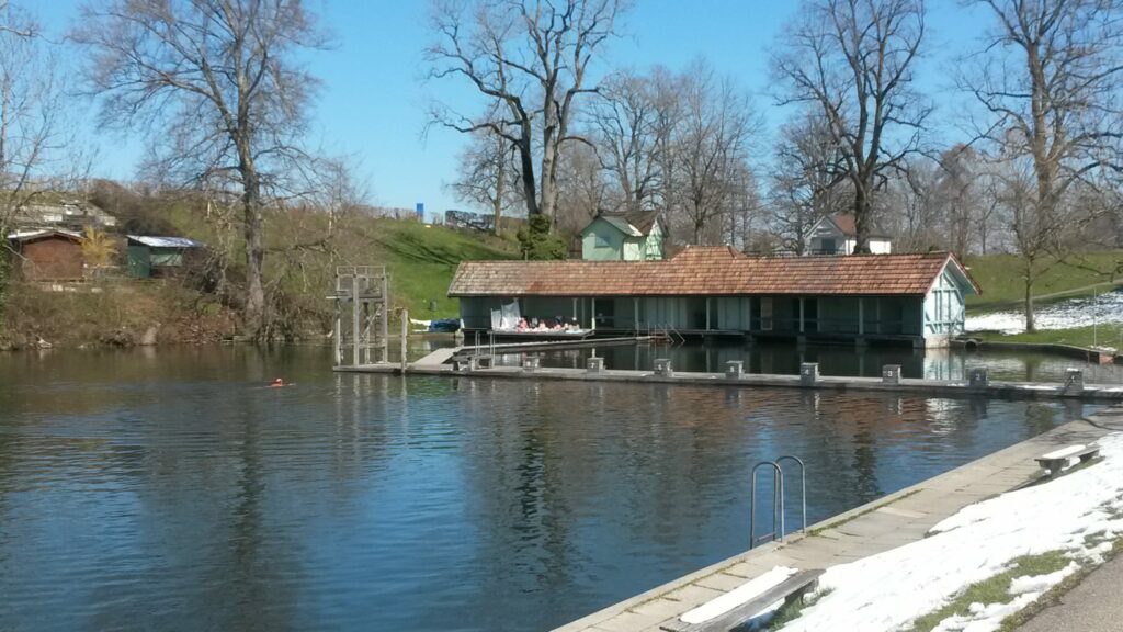 St. Gallen: einsamer Schwimmer im MANNÄ-WEIER in St. Georgen - 01.04.2020