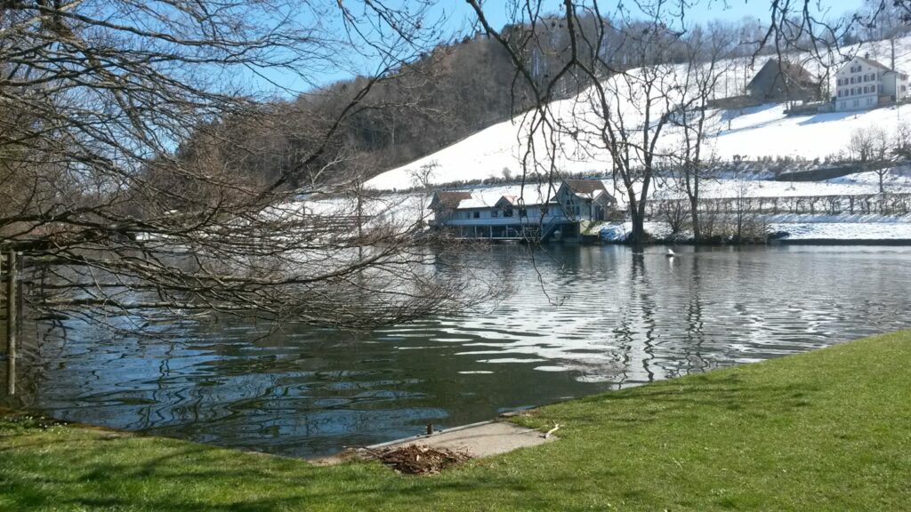 St. Gallen: Wasser-/Lichtspiel am MANNÄ-WEIER in St. Georgen im Übergang vom Winter in den Frühling - 01.04.2020