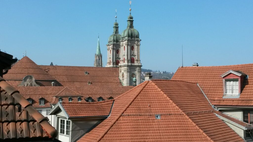 über den Dächern der St. Galler Altstadt mit den Zwillingstürmen der Stiftskirche - 01.04.2020