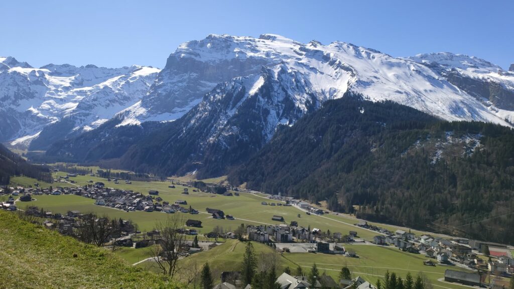 Das Dorf Engelberg mit Blick zum 3238 m hohen Titlis - 05.04.2020