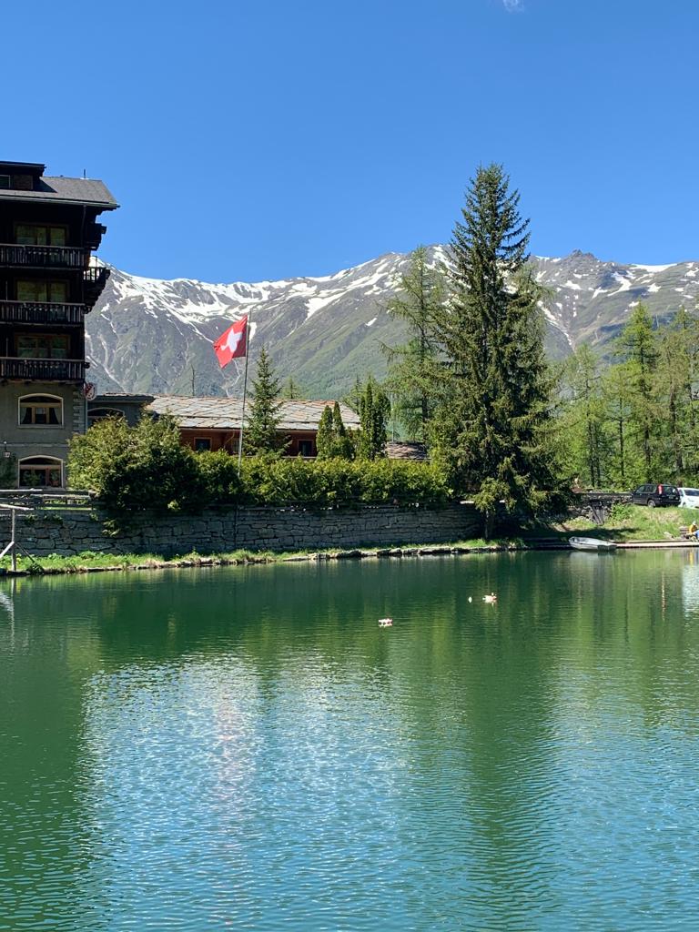 Grächner See mit Blick zum Hotel zum See. Els - 21.05.2020