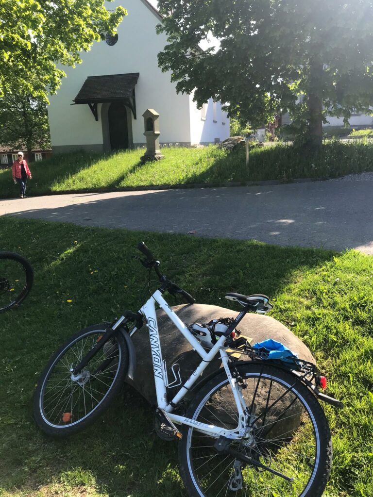 Das Bike macht Pause bei der Wallfahrtskirche MARIA HILF auf dem Gubel - 09.05.2020