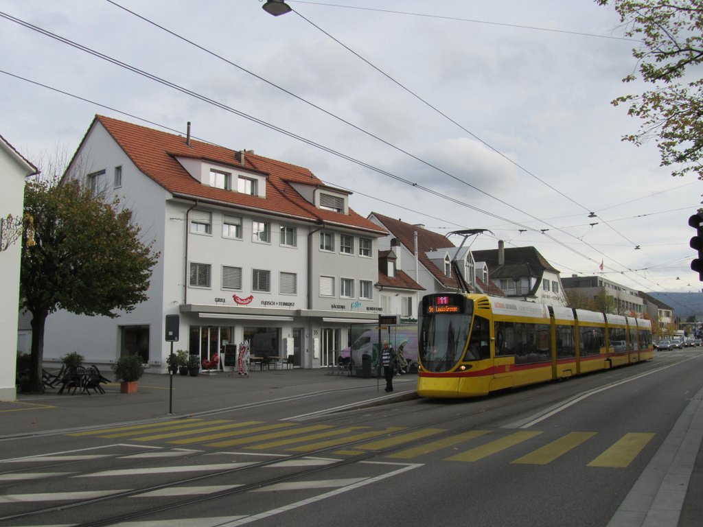 Reinach Dorf mit Tram 11 Richtung St. Louis - 28.10.2017