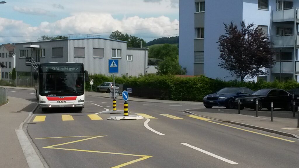 Der Bus Nr. 3, Richtung St. Gallen, Heiligkreuz. im Anrollen. Regina - 30.05.2020