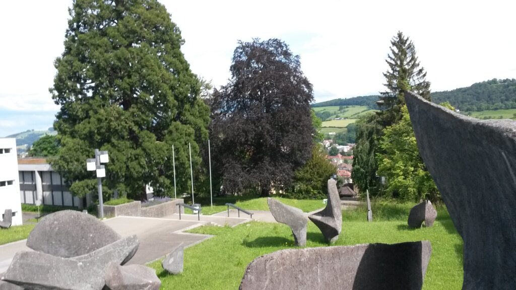 Steinskulpturen auf dem Gelände der Universität St. Gallen, Regina - 30.05.2020
