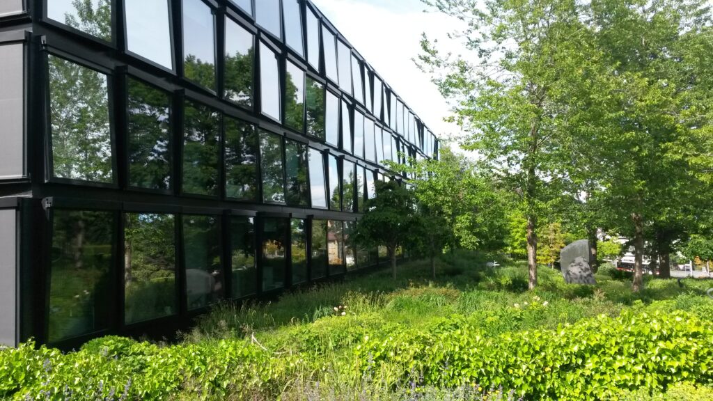 spiegelndes Hauptgebäude der Helvetia Versicherung, Regina - 30.05.2020