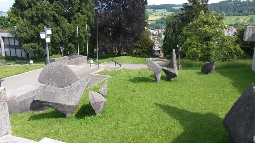Steinskulpturen auf dem UNI-Gelände St. Gallen, Regina - 30.05.2020