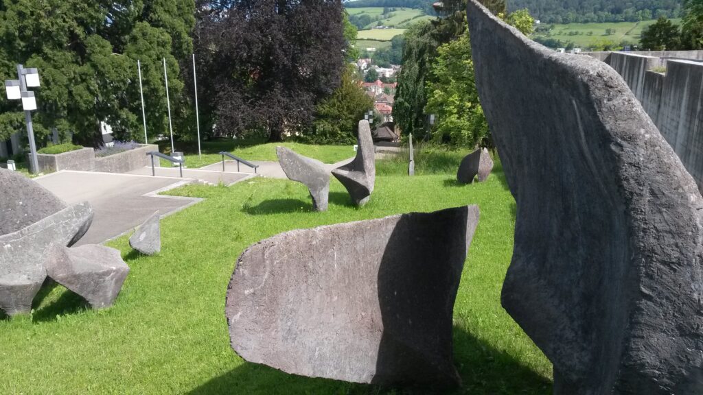 Steinskulpturen auf dem Gelände der UNI St. Gallen, Regina - 30.05.2020