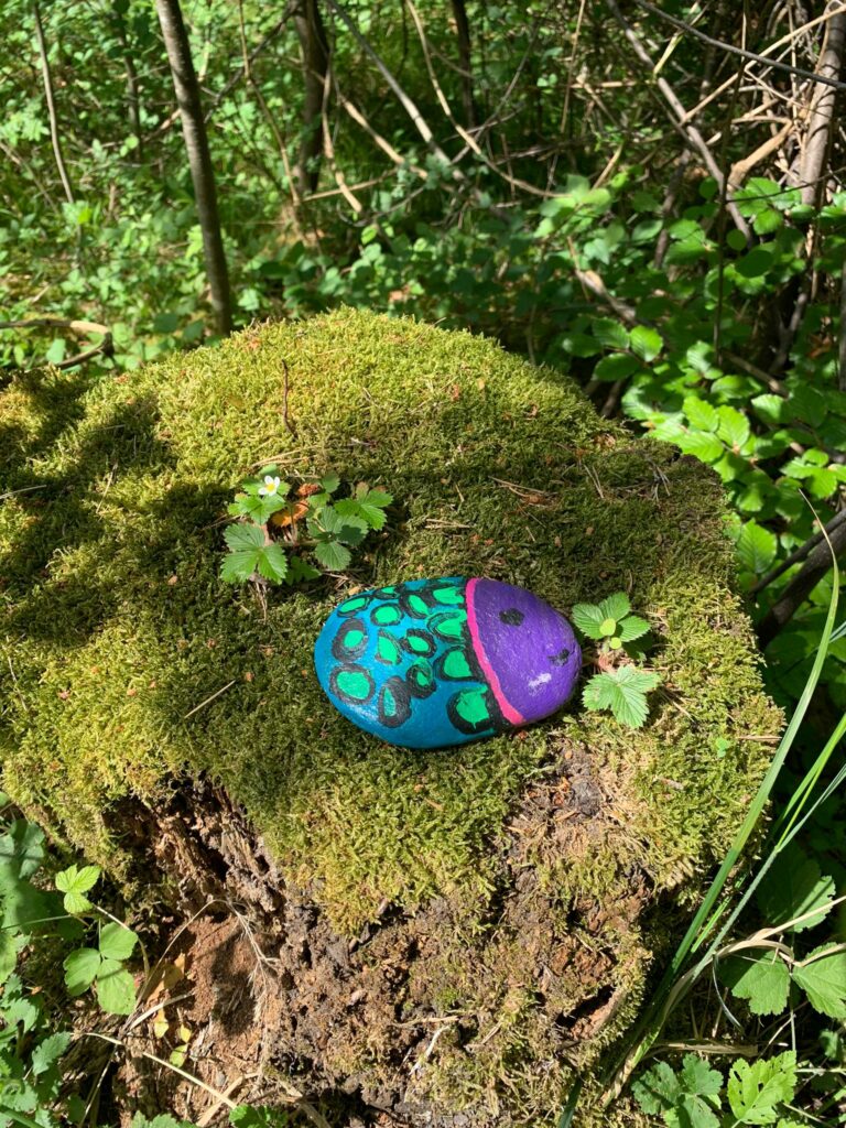 hübsch bemalter Stein auf Baumstrunk im Wald bei Trimmis, Judith - 31.05.2020