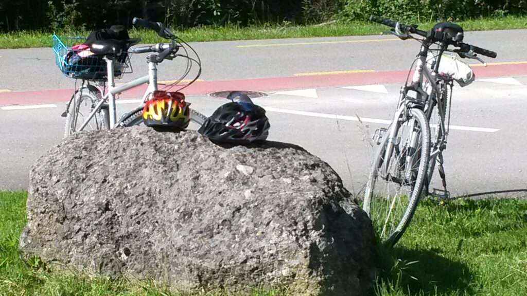 Erschöpft vom vielen Radfahren in den letzten Wochen legen wir die Velohelme nieder, Regina - 01.06.2020
