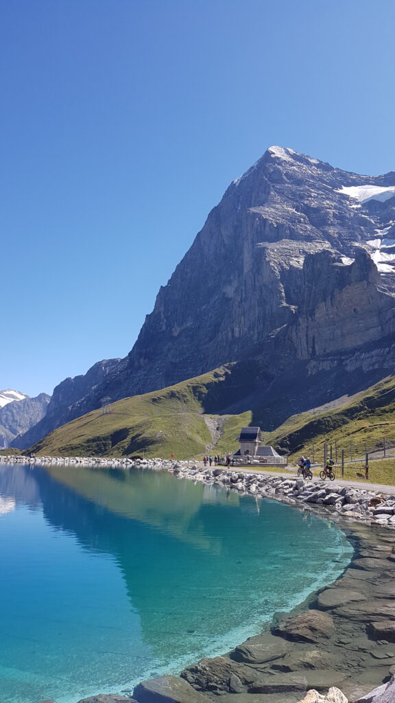malerischer kleiner Bachalpsee auf dem First mit Blick zur Nordwand