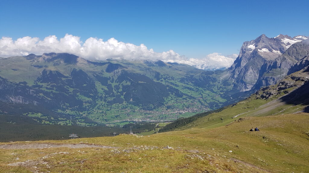 Himmel, Wolken, grüne Hügel und sanfte Matte