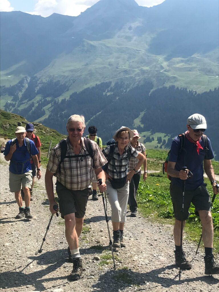 Die Wandergruppe ist immer noch flott unterwegs.