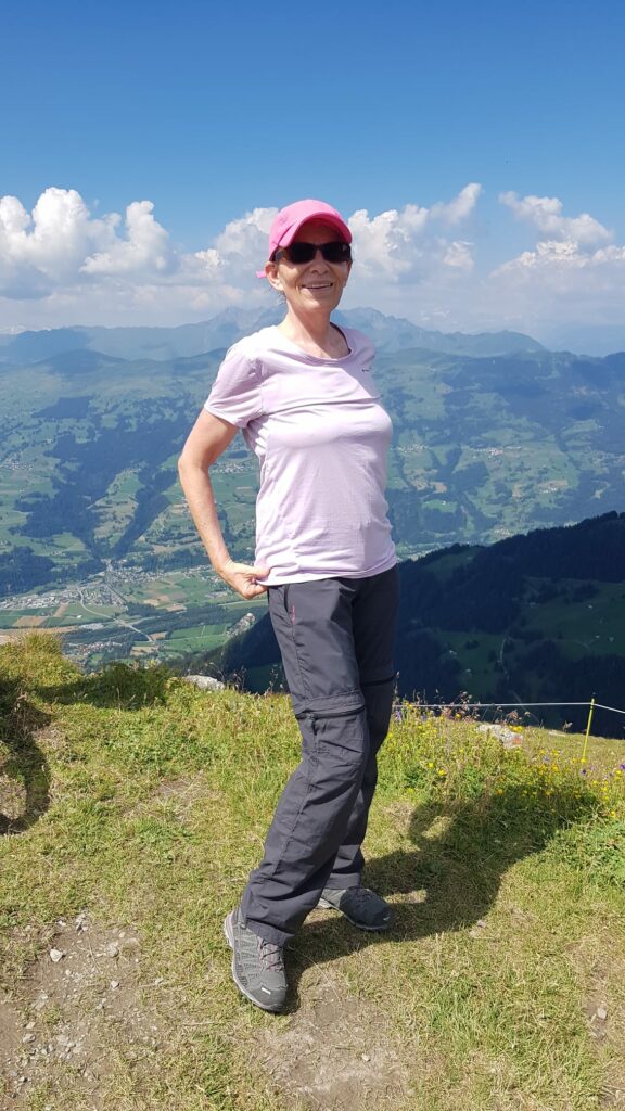 Regina, auf dem PIZ SCALOTTAS, hält Ausschau nach der ankommenden Wandergruppe.