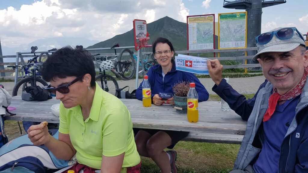 Die topfite Wandergruppe ist eingetroffen und lässt sich das wohlverdiente Picknick so richtig schmecken.