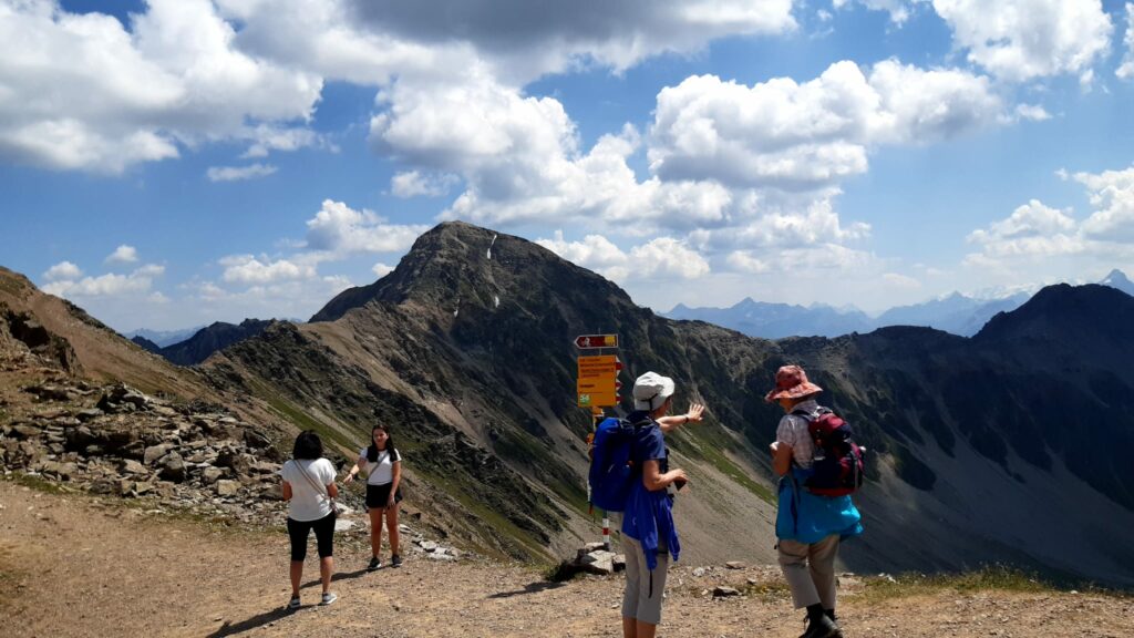Sie geniessen die herrliche Aussicht ins Tal.