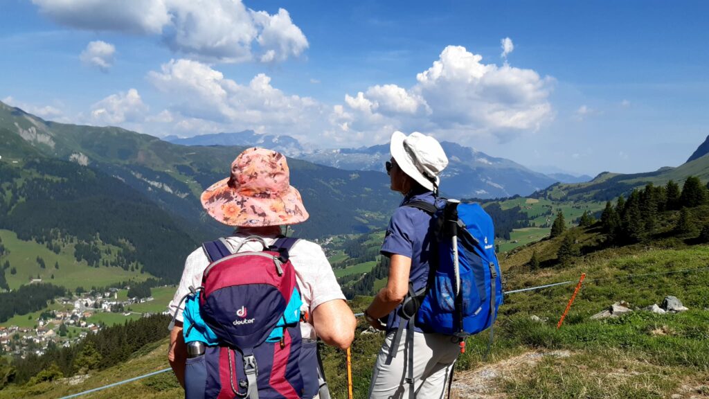 Sie bestaunen beeindruckt die Bündner Bergwelt.