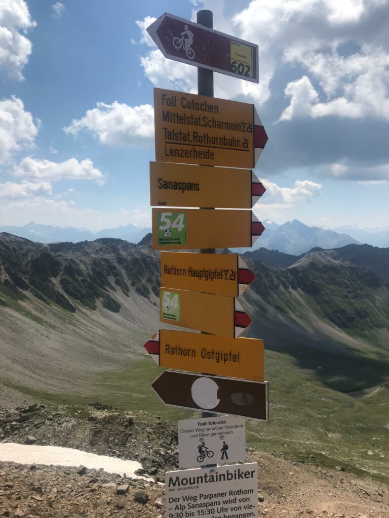 nach der Fahrt mit der Kabinenbahn zum PARPANER ROTHORN-GIPFEL