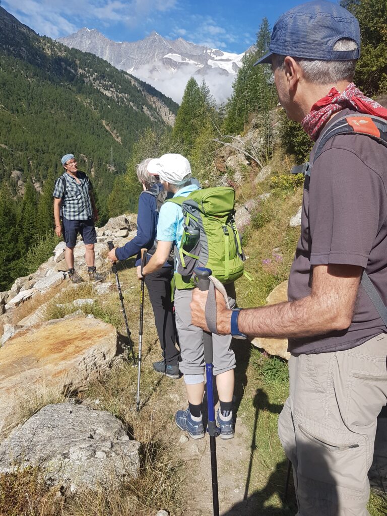 Unser Wanderleiter, Dominic Anthamatten, erzählt vom Nutzen der wasserführenden Suonen und von Erlebnissen aus seiner Kindheit und Jugend.