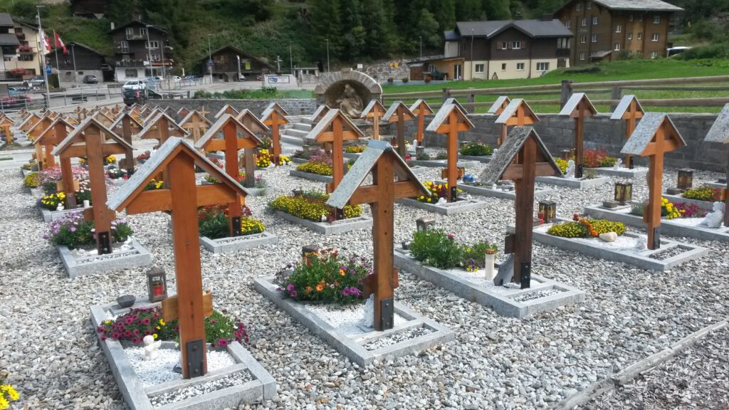 Friedhof bei der Rundkirche in Saas-Balen