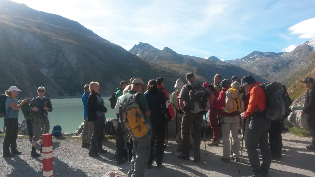 Wandergruppe beim Staudamm Mattmark