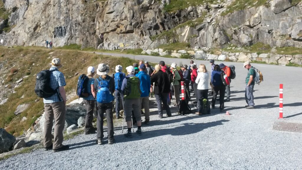Die Wandergruppe ist abmarschbereit für die Gebirgstour