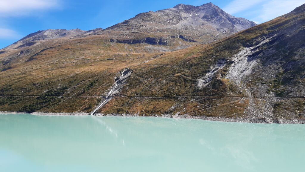 eisblauer Mattmark-Stausee