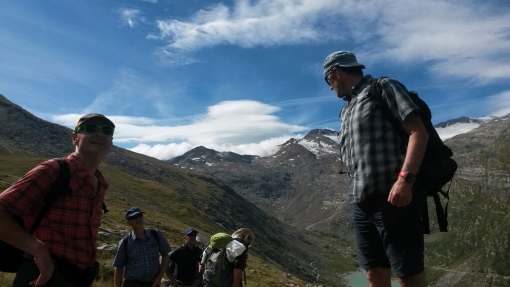Wanderleiter Dominic zählt seine SCHÄFCHEN