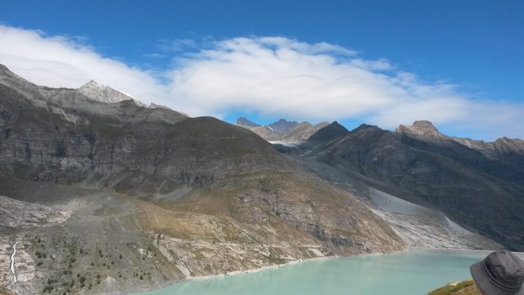 Blick vom Stausee Richtung Berggipfel