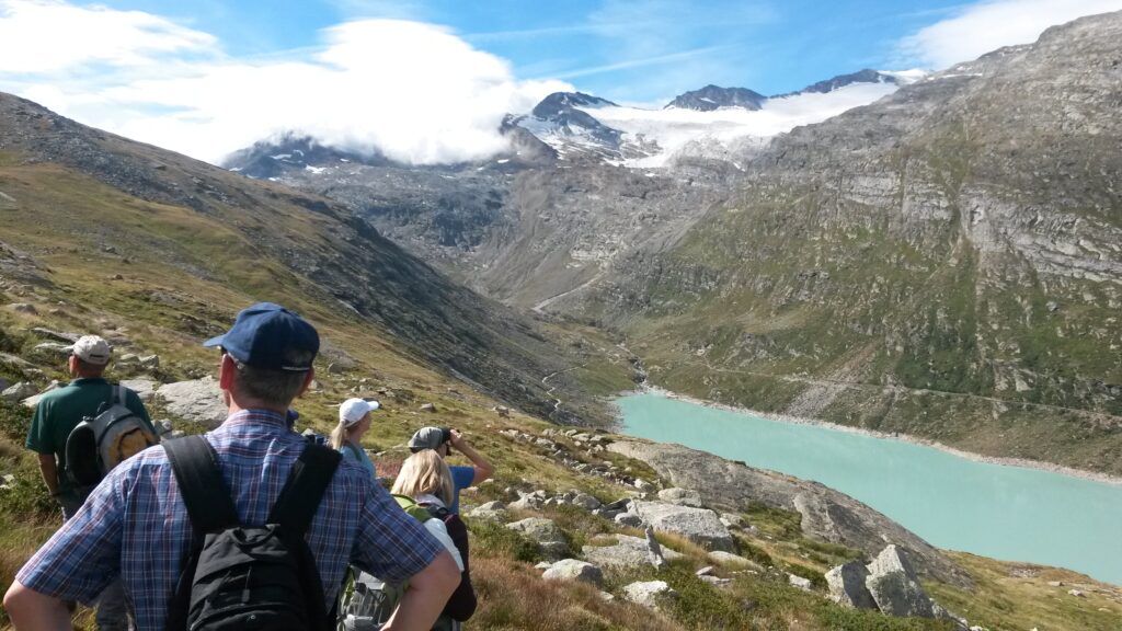 oberhalb des Stausees beginnt der Bergwanderweg