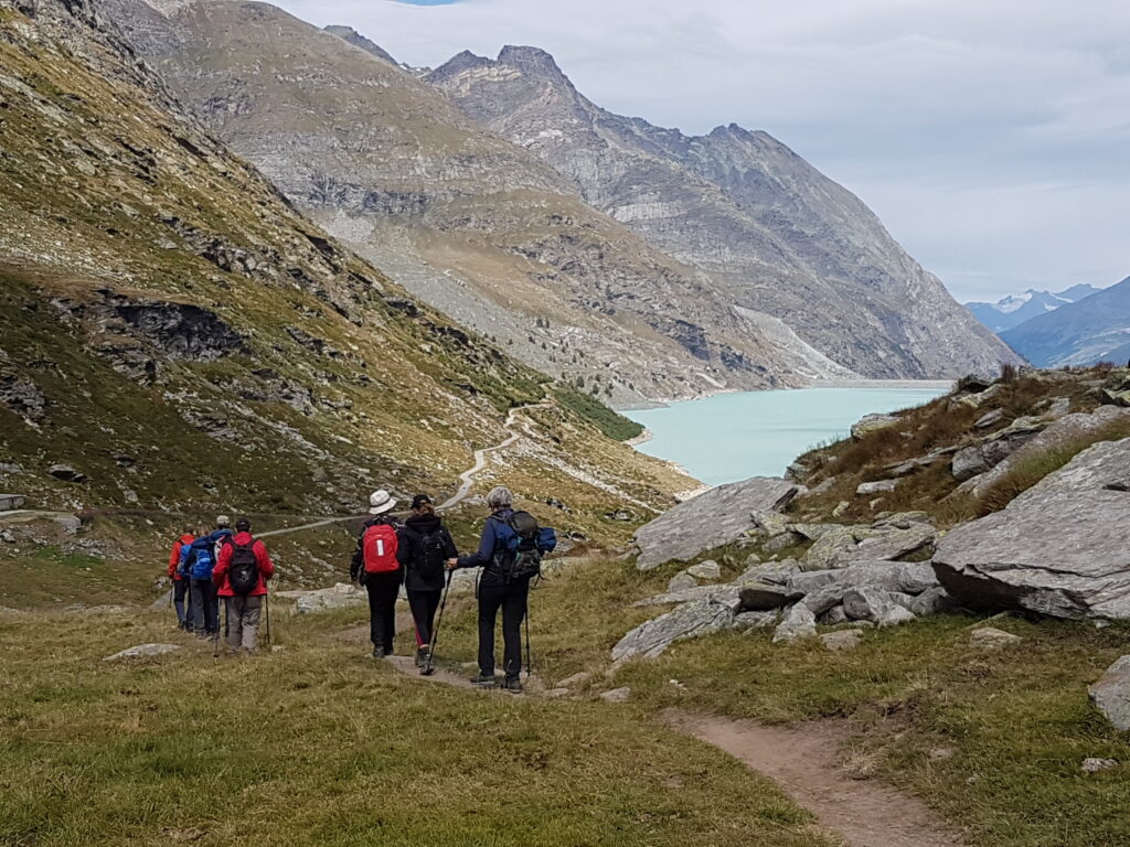 Wir nähern uns wieder dem Stausee Mattmark.