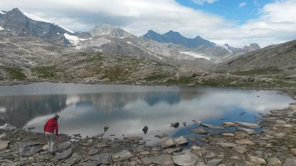 am kristallklaren Bergsee