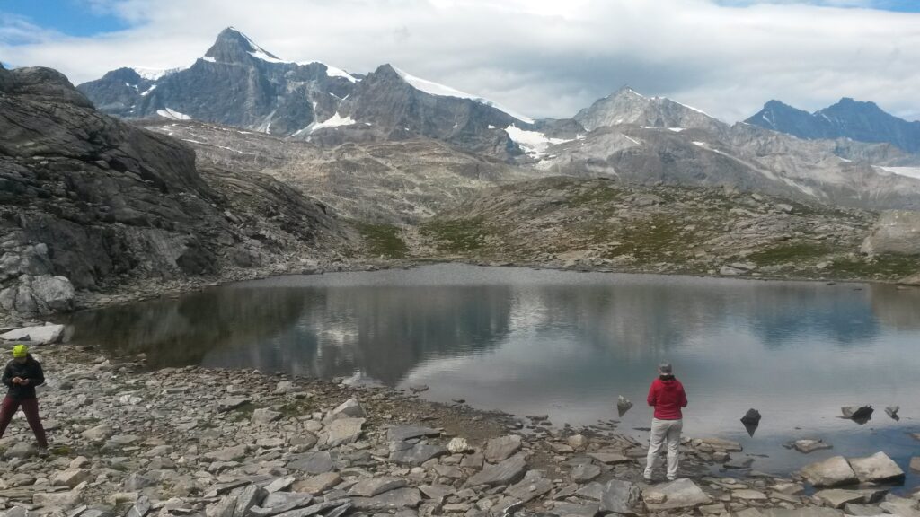 mystischer Bergsee inmitten einer abgelegenen Bergwelt