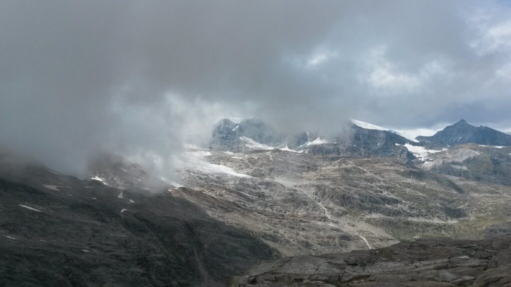 Nebel zieht auf vom Monte Moropass.