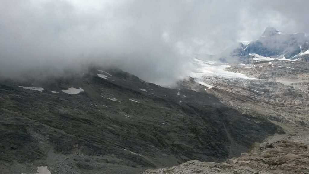 Nebel und Wolken stauen sich am Monte Moro