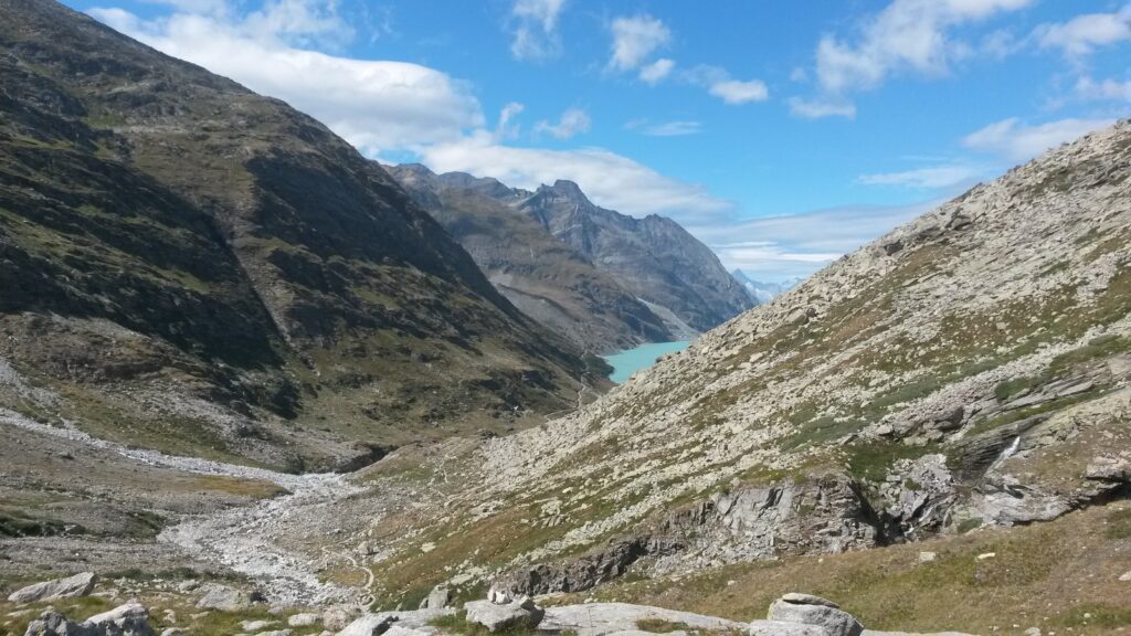 Der hinterste Zipfel des Mattmark- Stausees ist in Sicht.