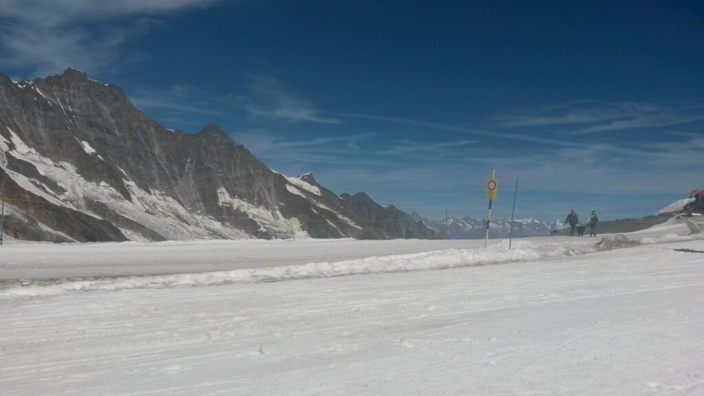 Ausfahrt der Gletscher-Skipiste auf dem Mittelallalin
