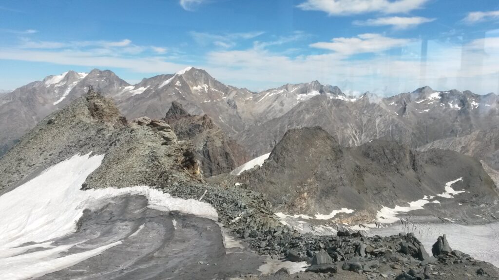 Bergspitzen in eisiger Landschaft