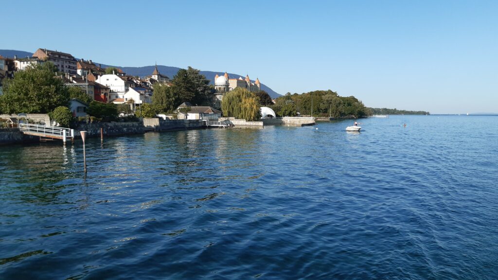 Schifffahrt von Neuchâtel nach Yverdon-les-Bains, im Hintergrund Station Grandson mit Schloss