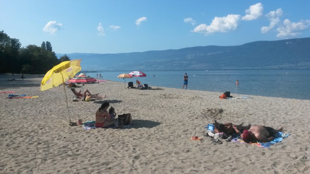 unter farbigen Sonnenschirmen