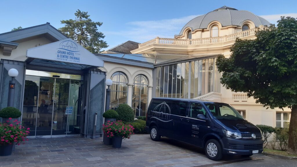 vor dem Grand Hôtel et Centre Thermal in Yverdon-les-Bains