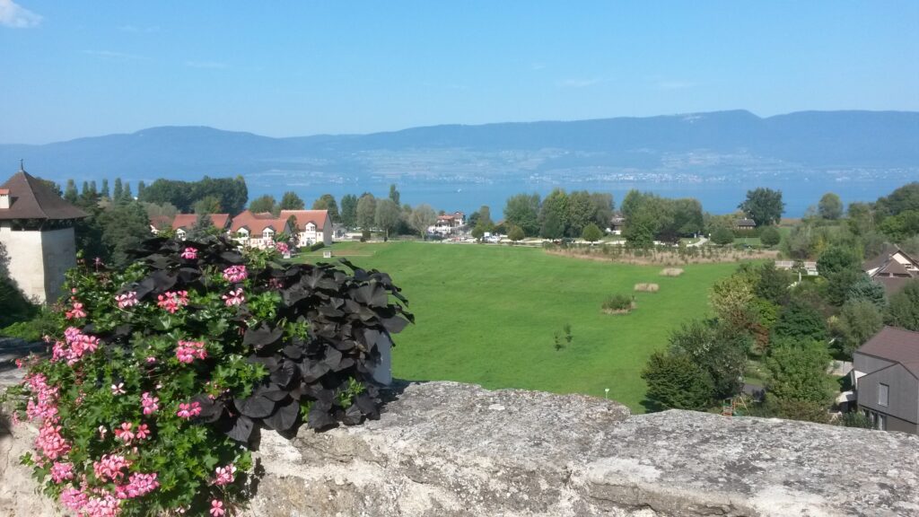 Gregor zeigt uns die wunderbare Sicht vom oberen Stadtteil Richtung Strand von Estavayer-le-Lac