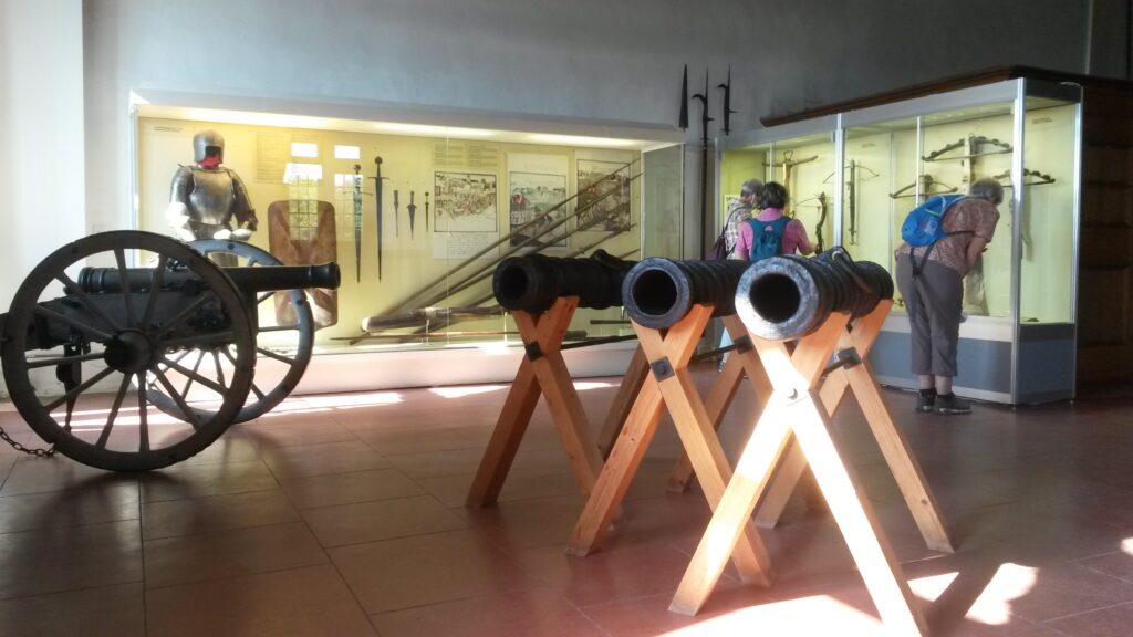 Ausstellungsraum mit Waffen im Schloss Grandson