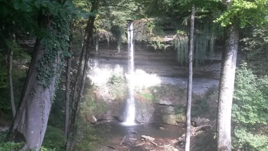 glitzernder Wasserfall im Sonnenlicht