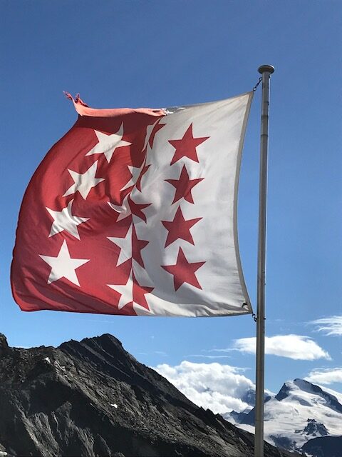 wehende Flagge des Kantons Wallis