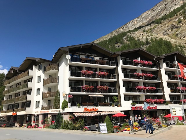 vor unserer Unterkunft: Hotel Kristall Saphir