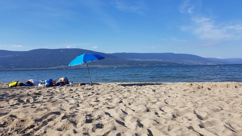 am Sandstrand von Yvonand, doch fast wie am Meer